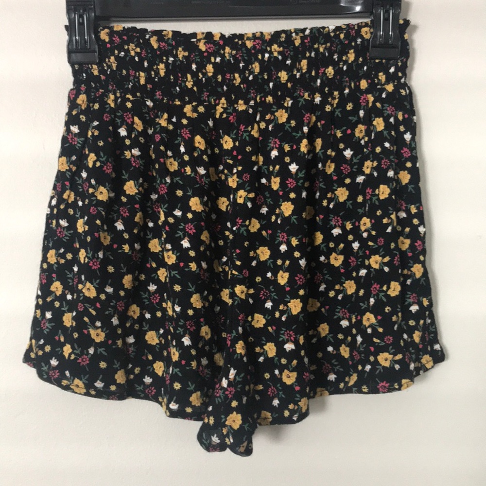 Ecoté size small flowery shorts